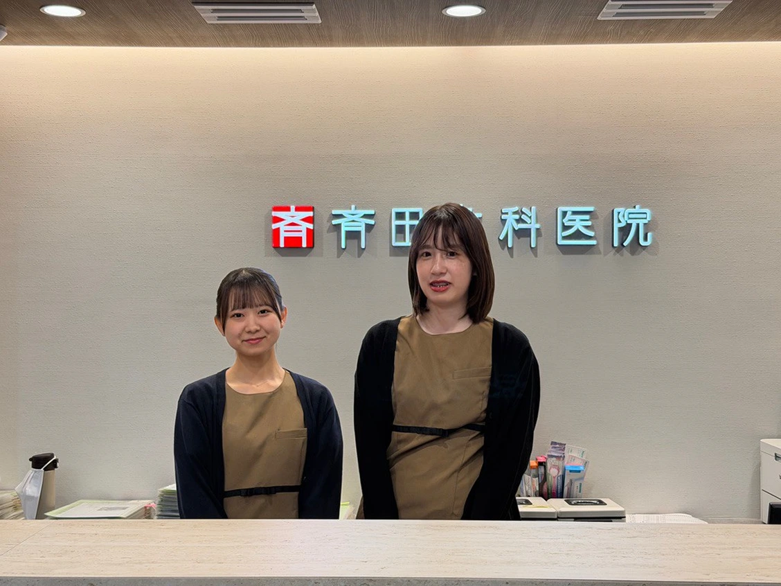 受付に立つスタッフ