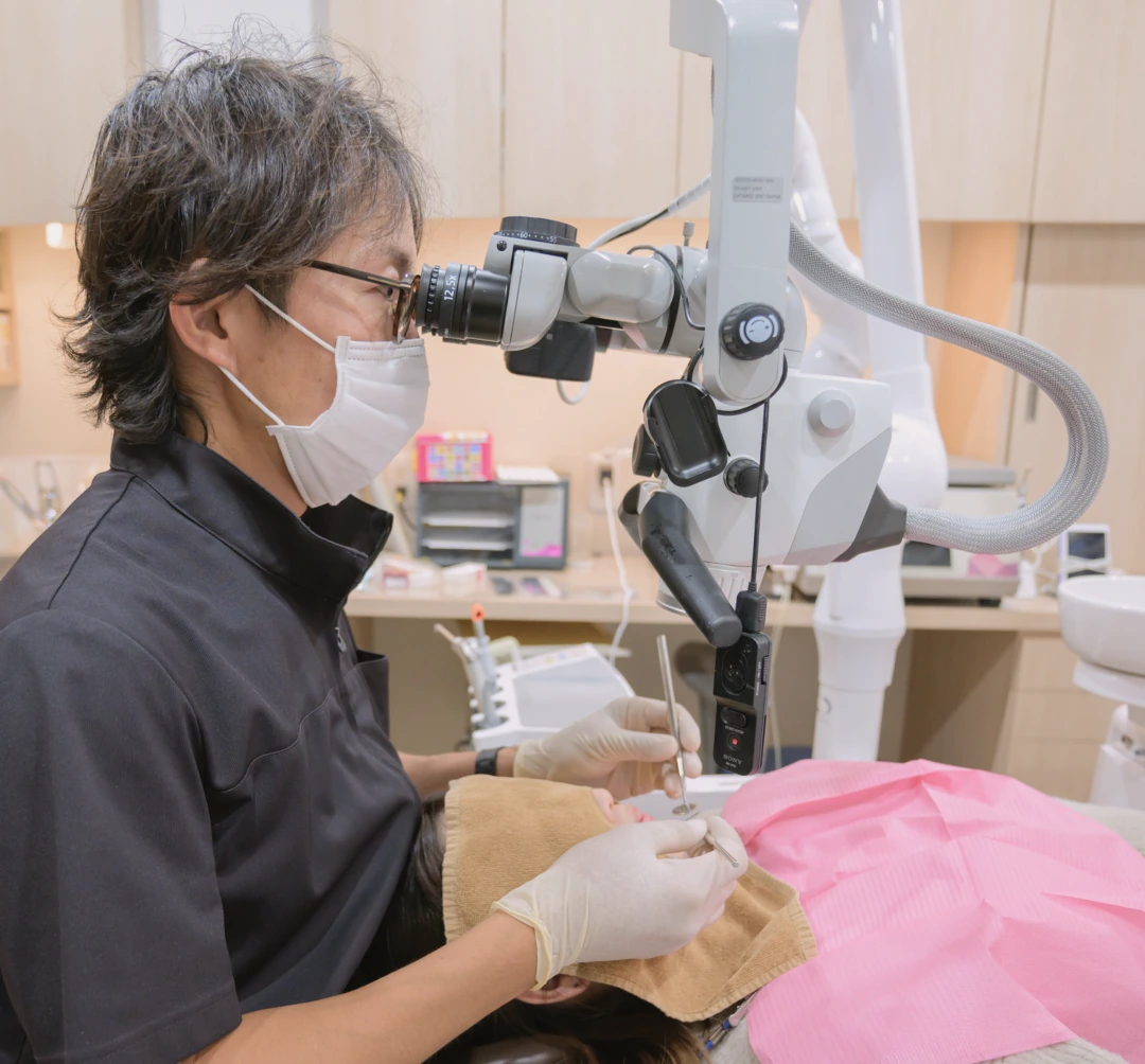 患者さまを診療する歯科医師
