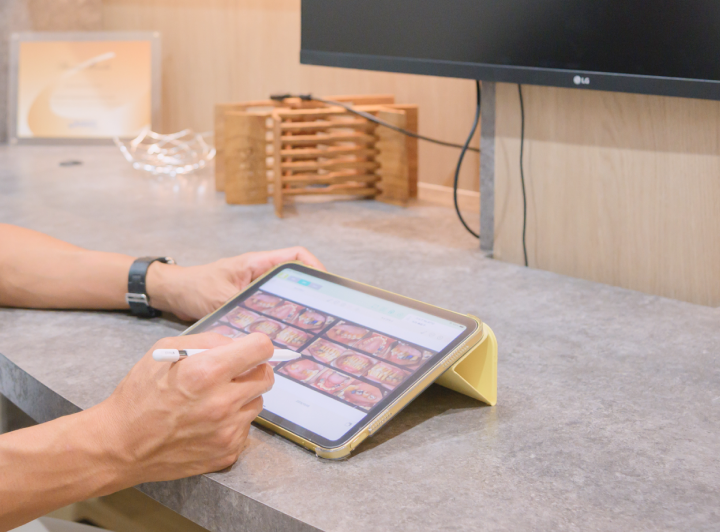 タブレットで資料を確認する手元