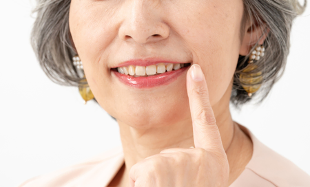 口元を確認する女性