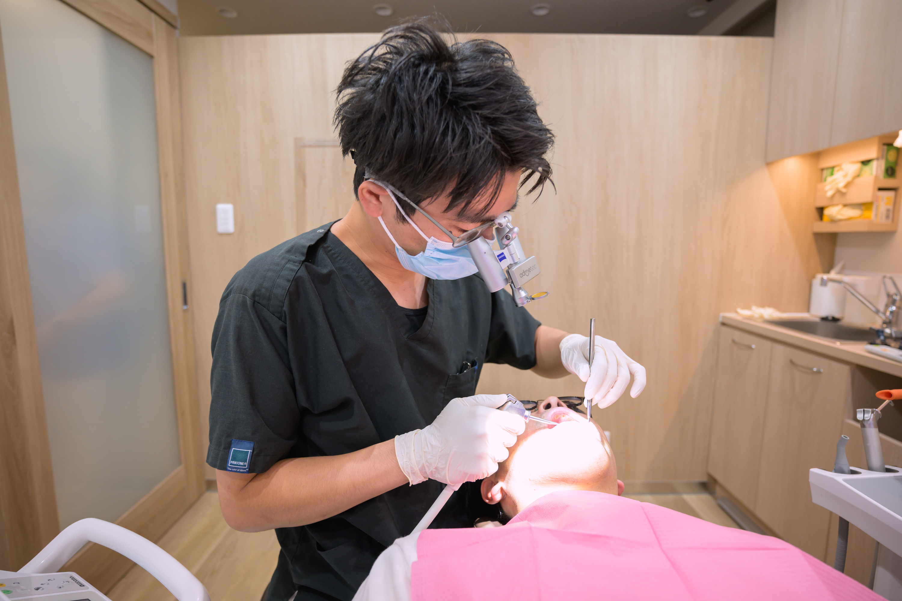 患者さまを診療する歯科医師