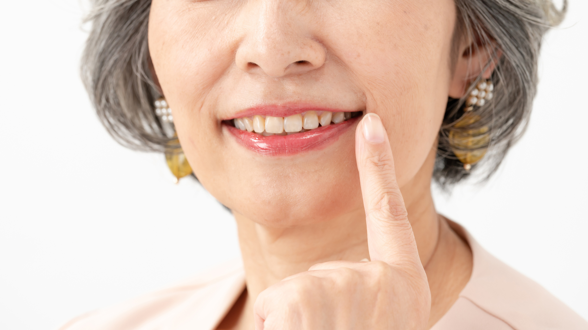 口元を確認する女性