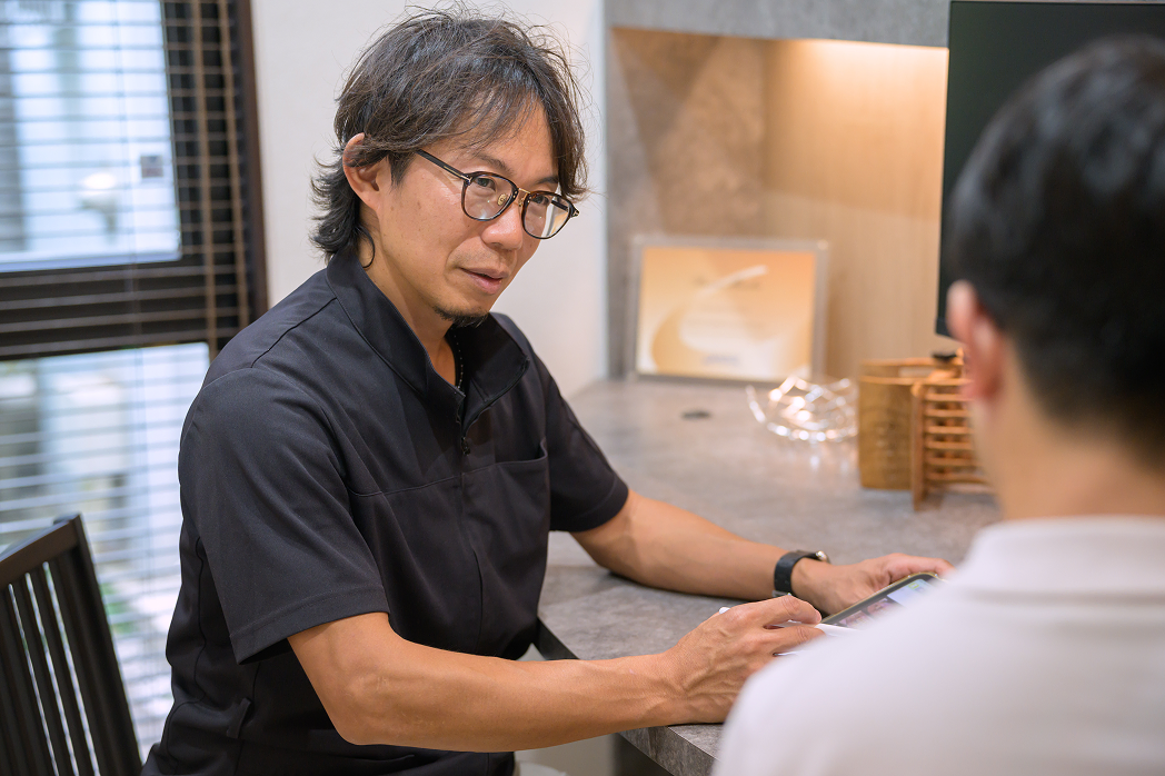 カウンセリングで説明する歯科医師