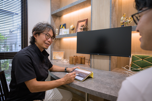 カウンセリングで説明する歯科医師