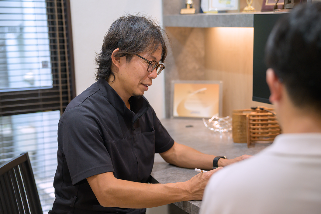 カウンセリングで説明する歯科医師