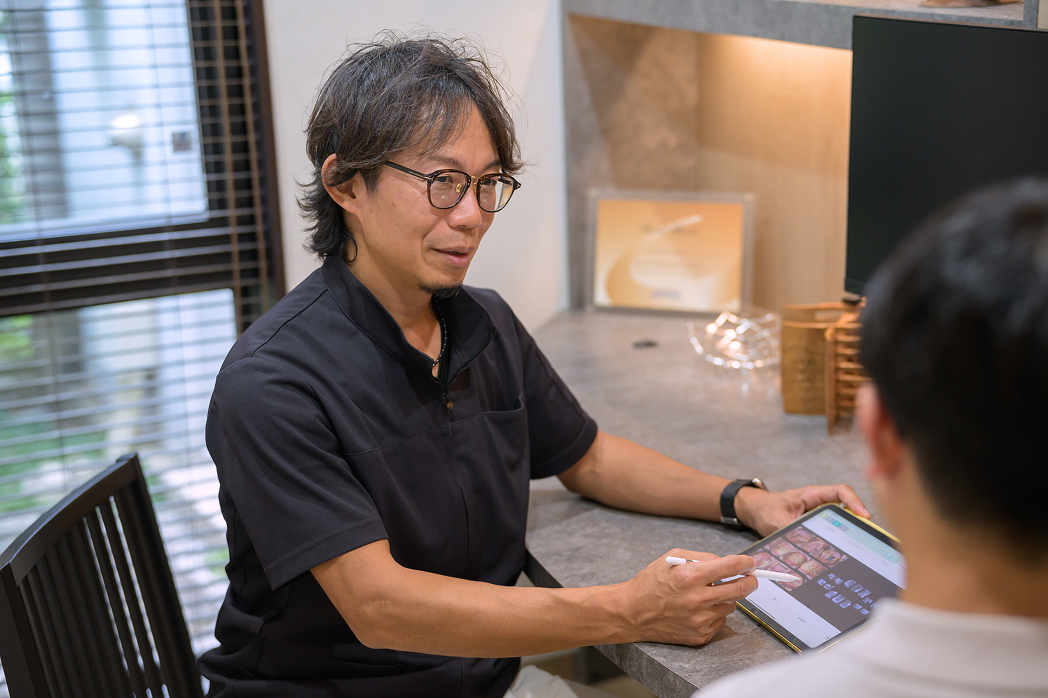カウンセリングで説明する歯科医師