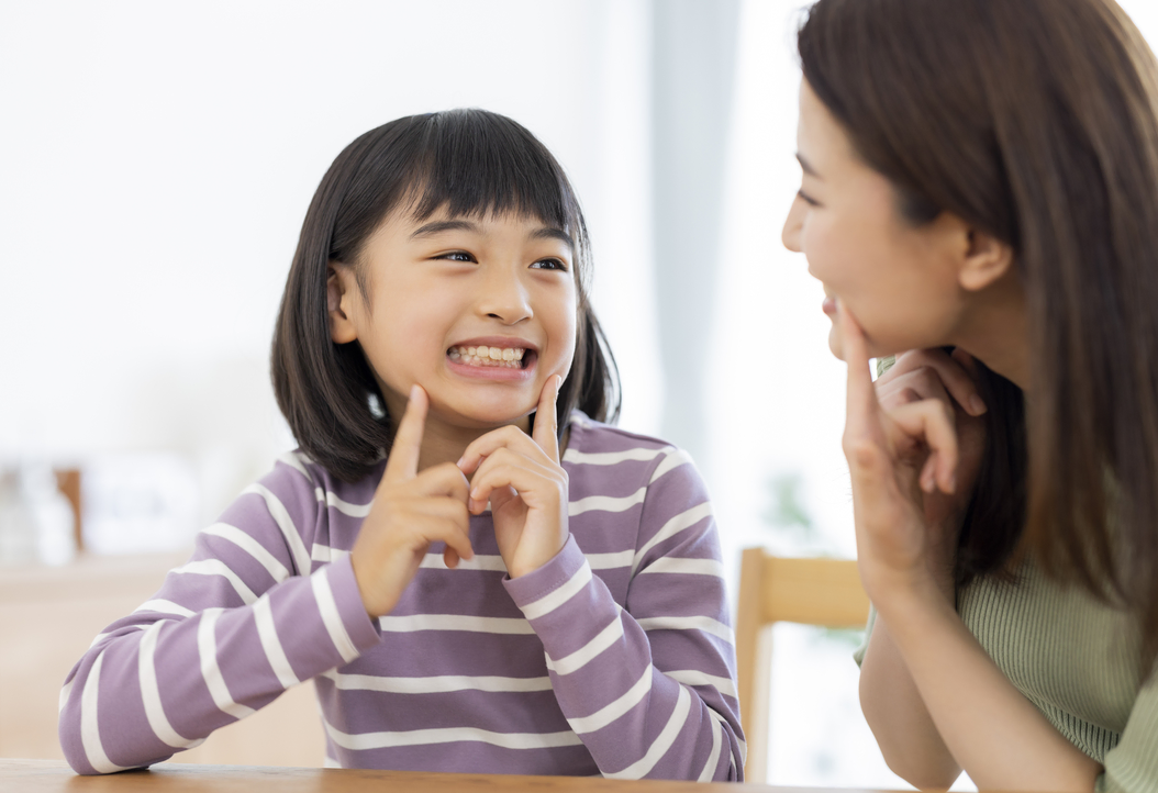 診療台で口腔内を確認される子ども