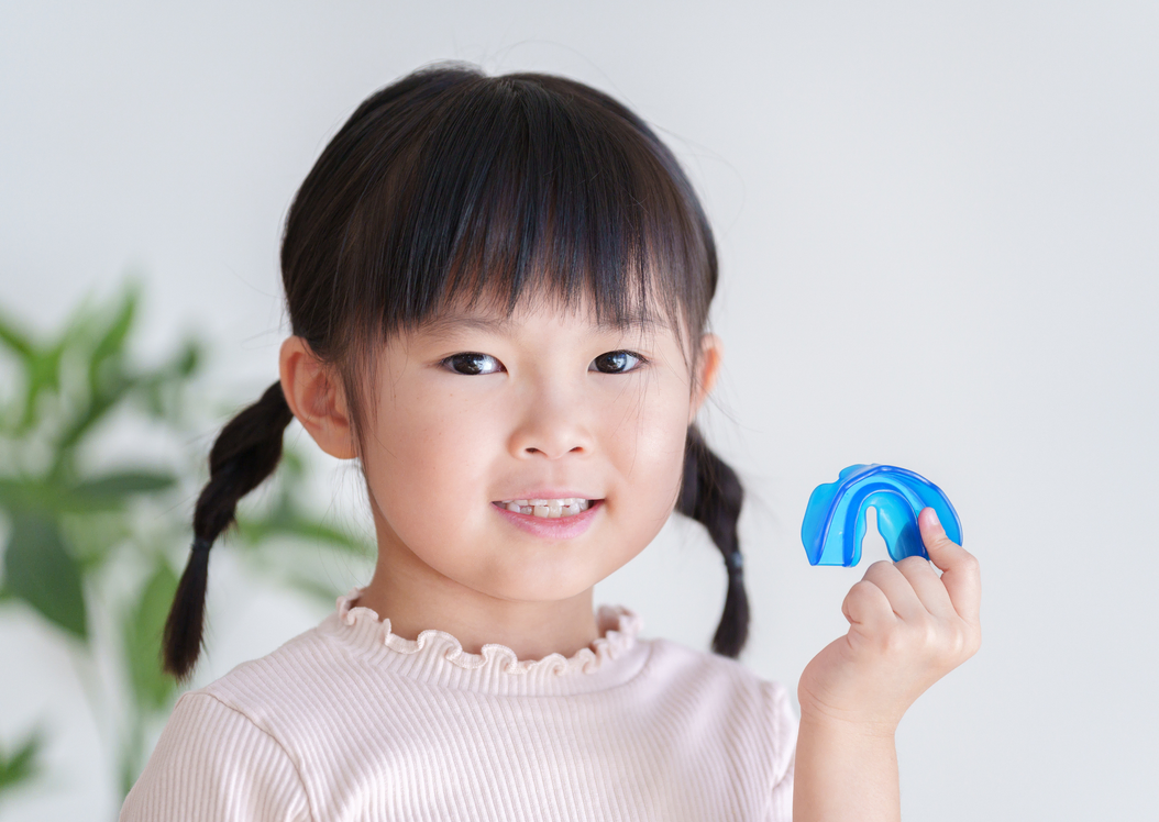 口腔トレーニングをする子ども