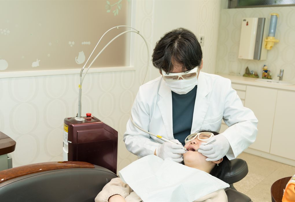 専門的な治療を行う様子